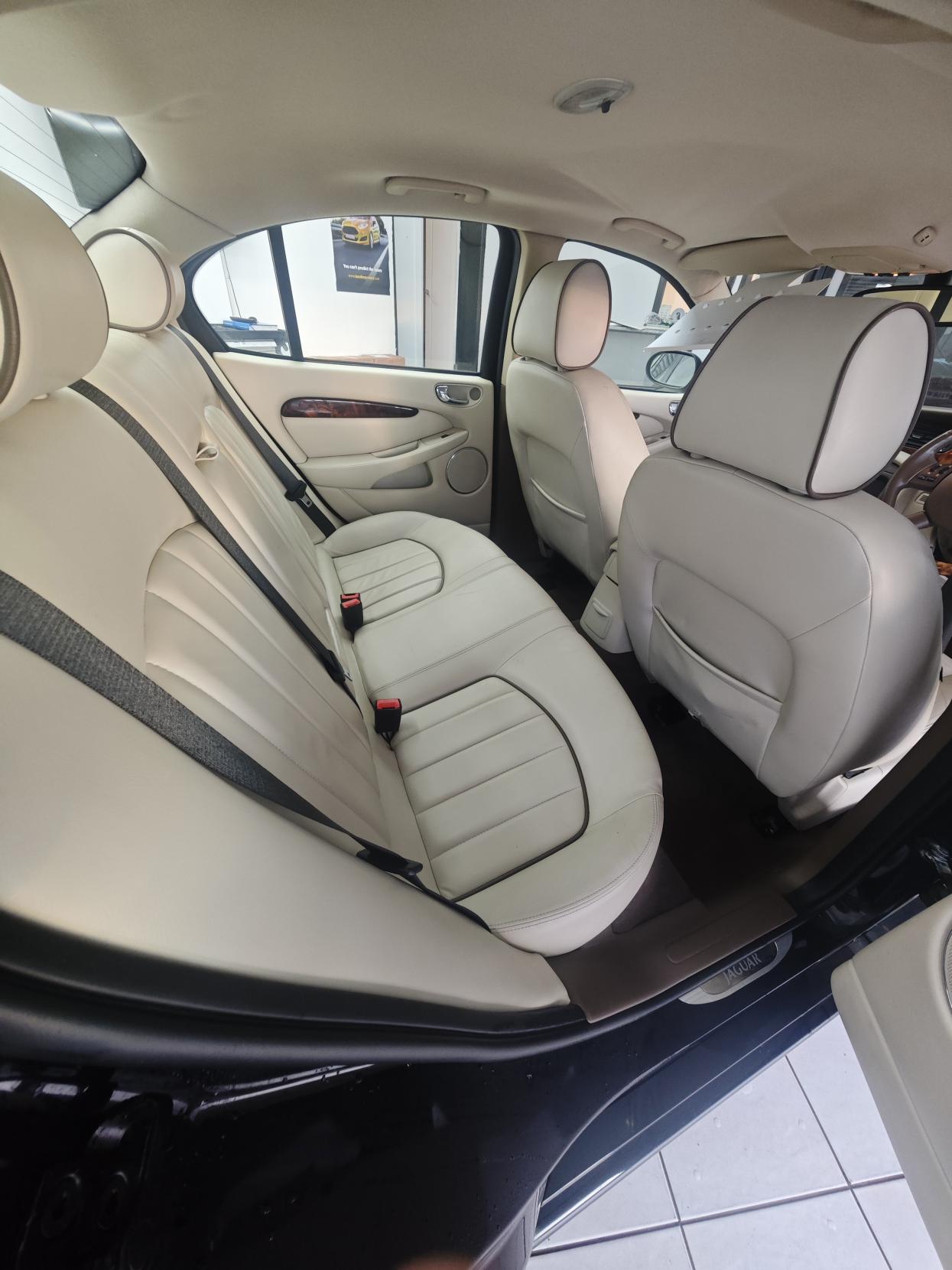 Jaguar X-Type 3.0 V6 Sovereign Saloon 4dr Petrol Automatic (AWD) (249 g/km, 231 bhp)