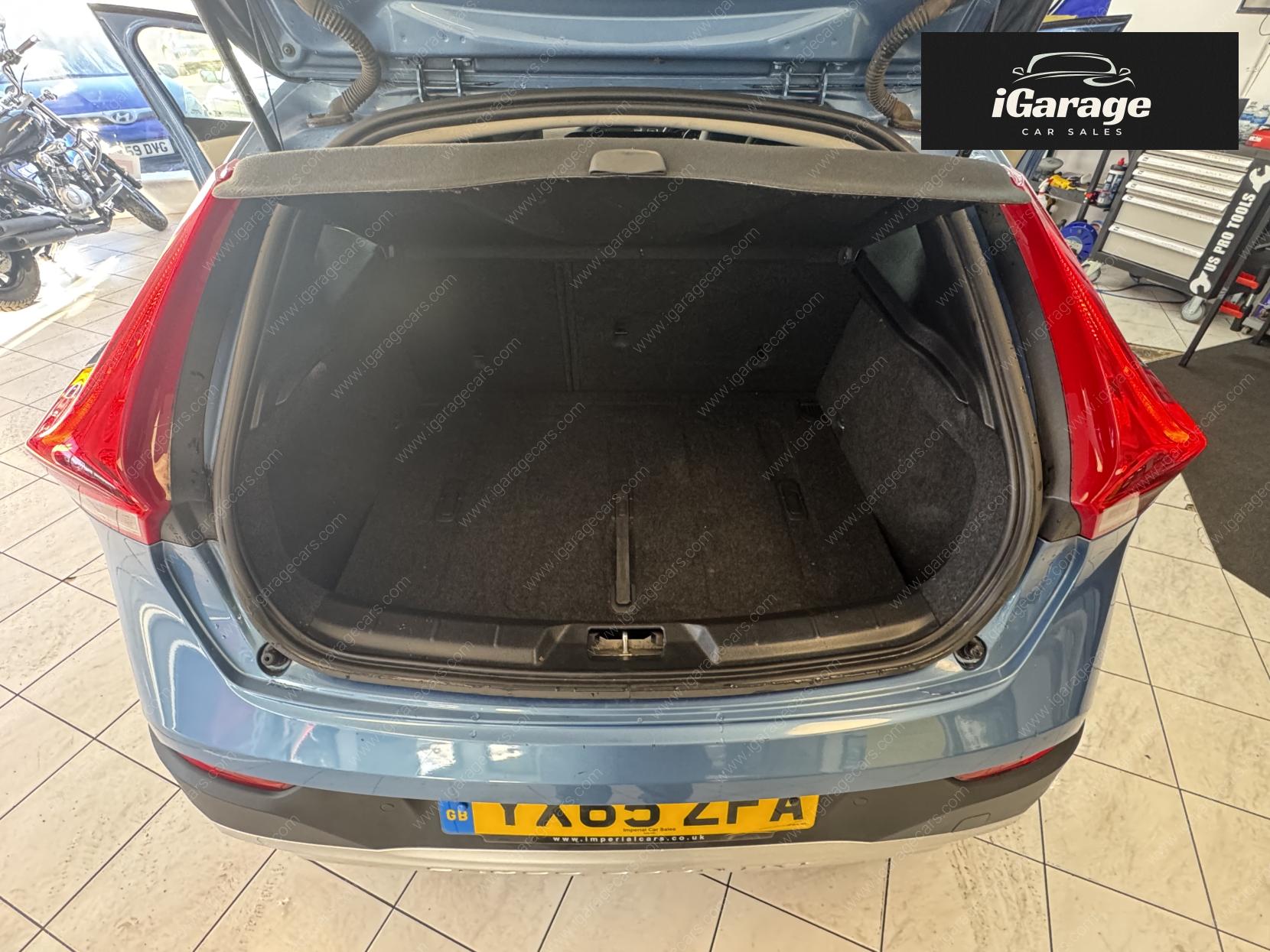 Volvo V40 Cross Country 1.6 D2 SE Hatchback 5dr Diesel Manual Euro 5 (s/s) (115 ps)