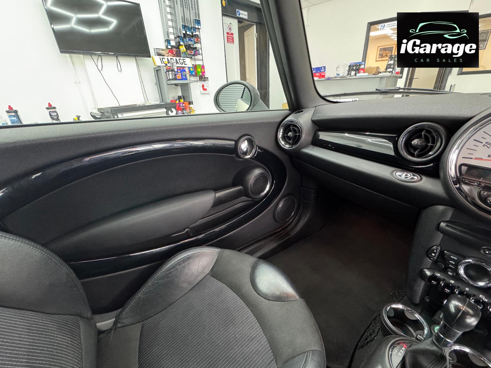 MINI Convertible 2.0 Cooper D Convertible 2dr Diesel Auto Euro 5 (112 ps)