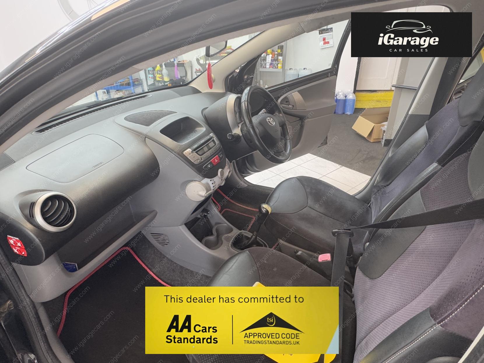 Toyota AYGO 1.0 VVT-i Black Hatchback 5dr Petrol Manual Euro 4 (AC) (67 bhp)