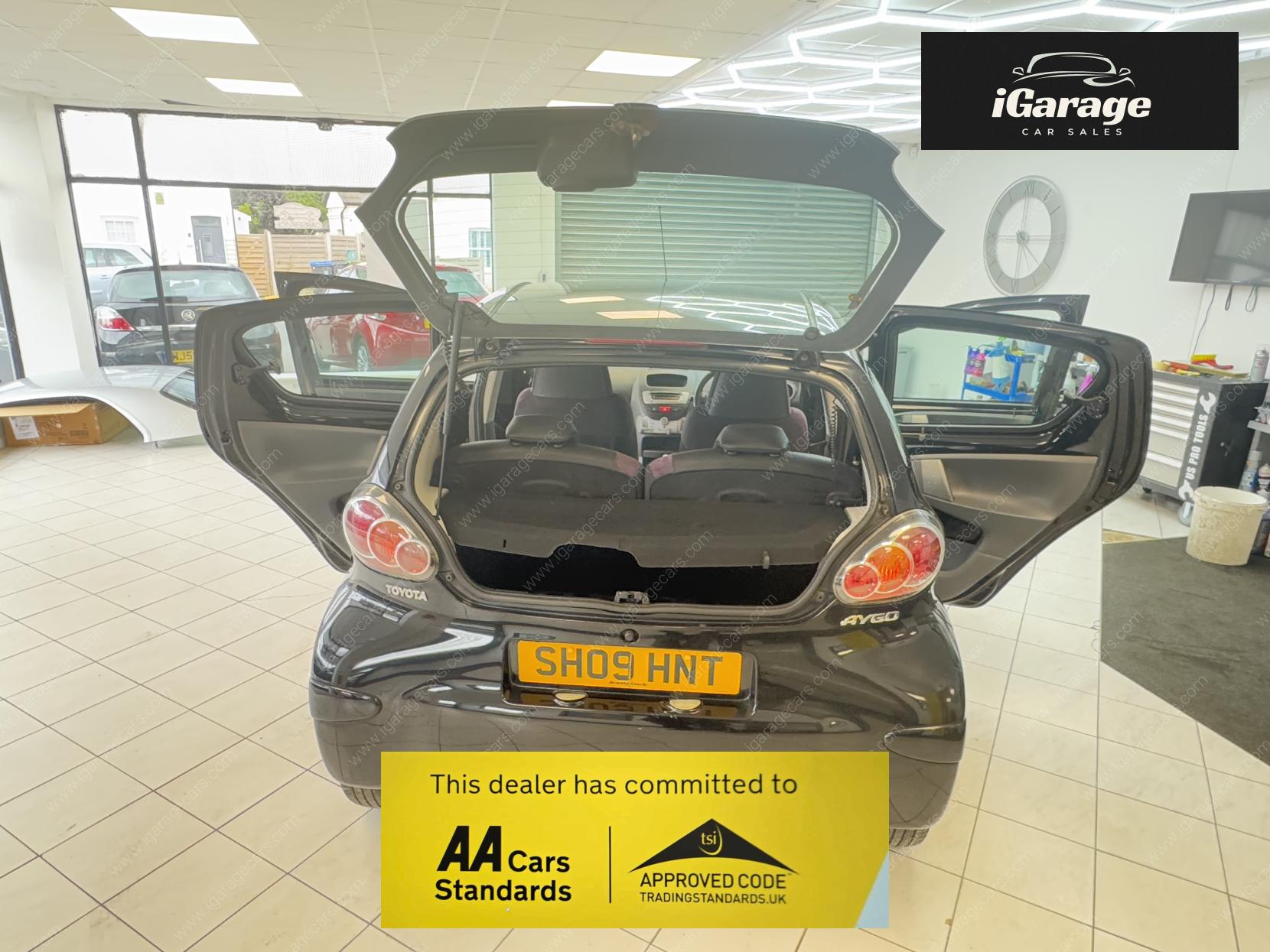 Toyota AYGO 1.0 VVT-i Black Hatchback 5dr Petrol Manual Euro 4 (AC) (67 bhp)